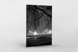 Weserstadion bei Flutlicht (Schwarzweiß-Hochformat) - Christoph Buckstegen Foto - 