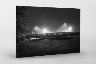Weserstadion bei Flutlicht (Schwarzweiß-Querformat-2) - Christoph Buckstegen Foto - 11FREUNDE SHOP