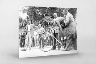 Festschnallen bei der Tour 1949 - Sport Fotografien als Wandbilder - Radsport Foto - NoSports Magazin 