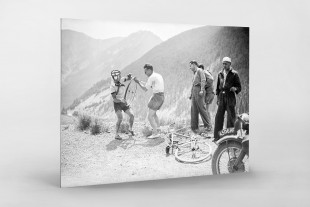 Reifenpanne bei der Tour 1947 - Sport Fotografien als Wandbilder - Radsport Foto - NoSports Magazin 