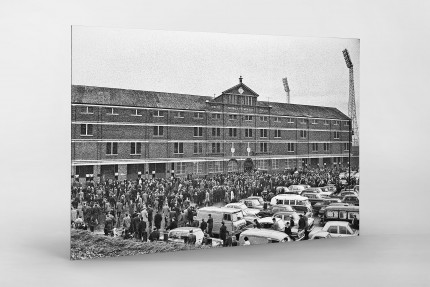 Vor dem Celtic Park - 11FREUNDE SHOP - Fußball Foto Wandbild