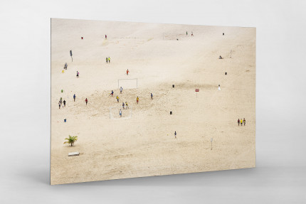 Kicken im Sand von Manaus - Fussball Wandbild - 11FREUNDE SHOP