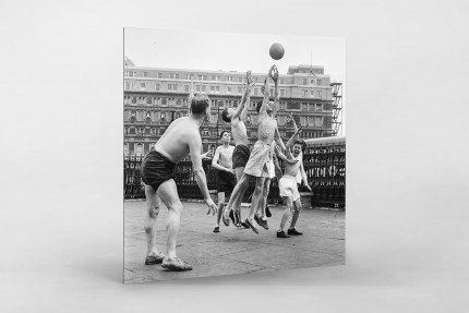 Ballspiel auf dem Schulhof (2) - Sport Fotografien als Wandbilder - NoSports Magazin - 11FREUNDE SHOP