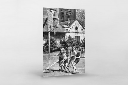 Basketball spielende Mädchen 1929 - Sport Fotografien als Wandbilder - Basketball Foto - NoSports Magazin - 11FREUNDE SHOP