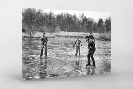 Eishockey draußen auf dem See - Sport Fotografien als Wandbilder bestellen - Eishockey Foto - NoSports Magazin 