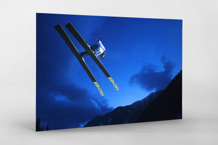 Skisprung in den Abendhimmel von Predazzo - Sport Fotografien als Wandbilder - Skisprung Foto - NoSports Magazin 