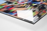 Vorbei an der Fleischerei bei der Tour 2015 als Direktdruck auf Alu-Dibond hinter Acrylglas (Detail)