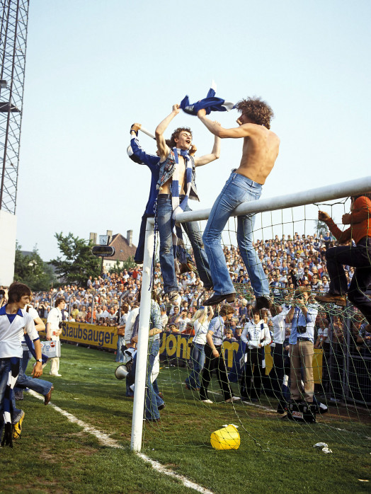 HSV Fans auf dem Tor - 11FREUNDE BILDERWELT