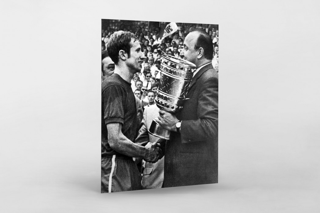 Schmitt und der Pokal als auf Alu-Dibond kaschierter Fotoabzug