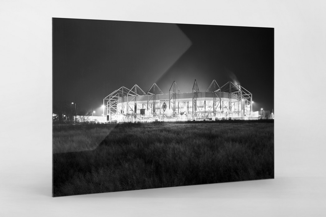 Borussia Park bei Flutlicht (schwarz/weiß) als Direktdruck auf Alu-Dibond hinter Acrylglas