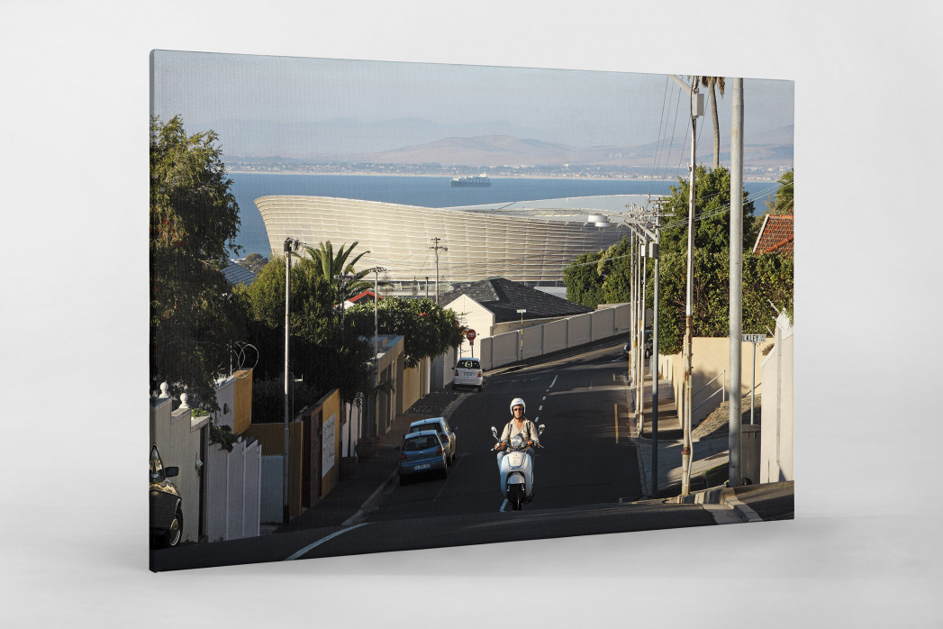 Straße und Mofa vor dem Cape Town Stadium als Leinwand auf Keilrahmen gezogen