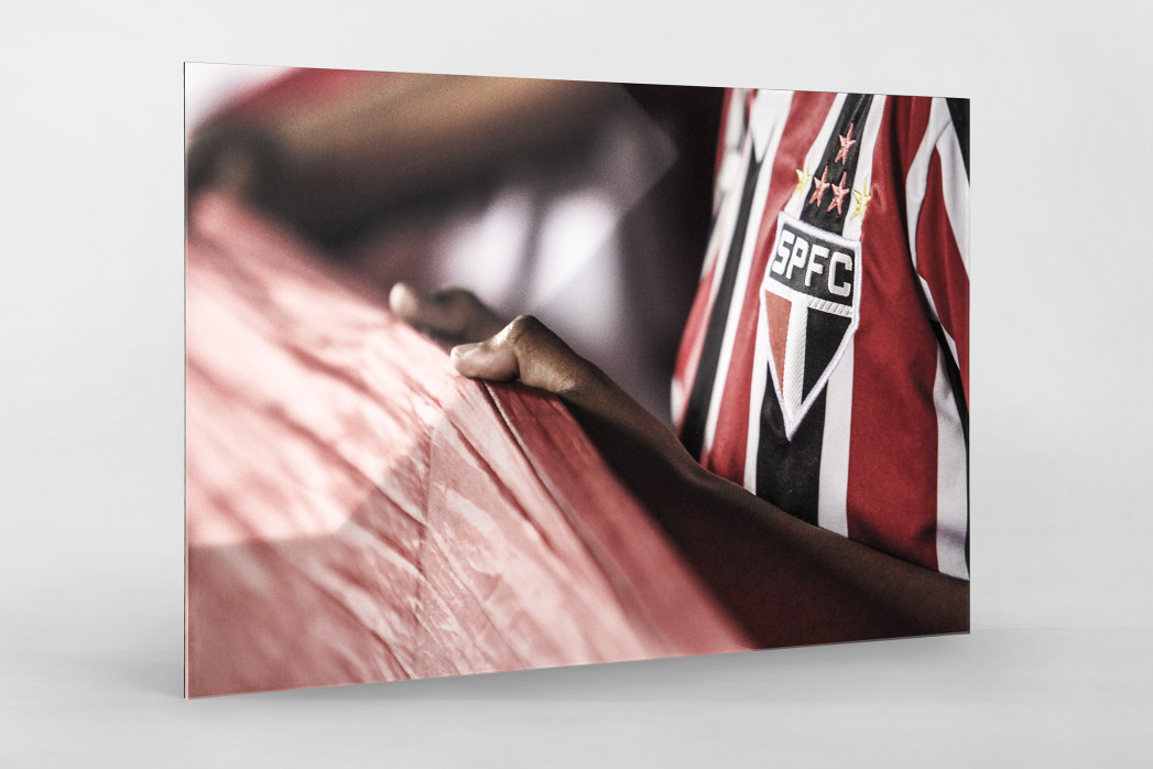 FC São Paulo Fan Holding His Flag als Direktdruck auf Alu-Dibond hinter Acrylglas