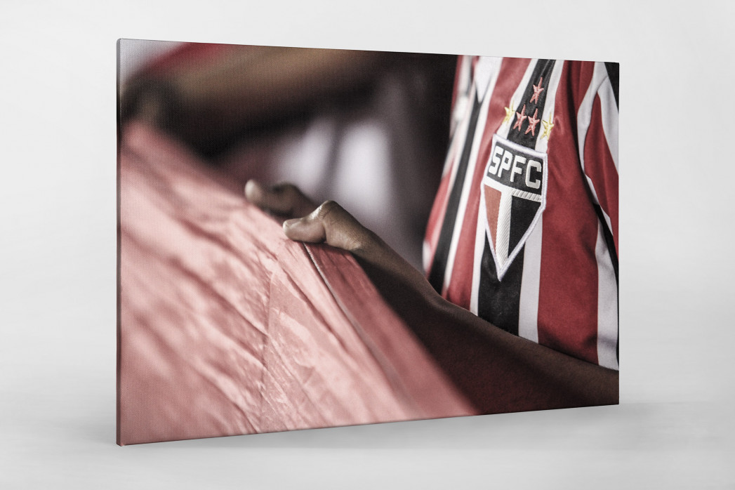 FC São Paulo Fan Holding His Flag als Leinwand auf Keilrahmen gezogen