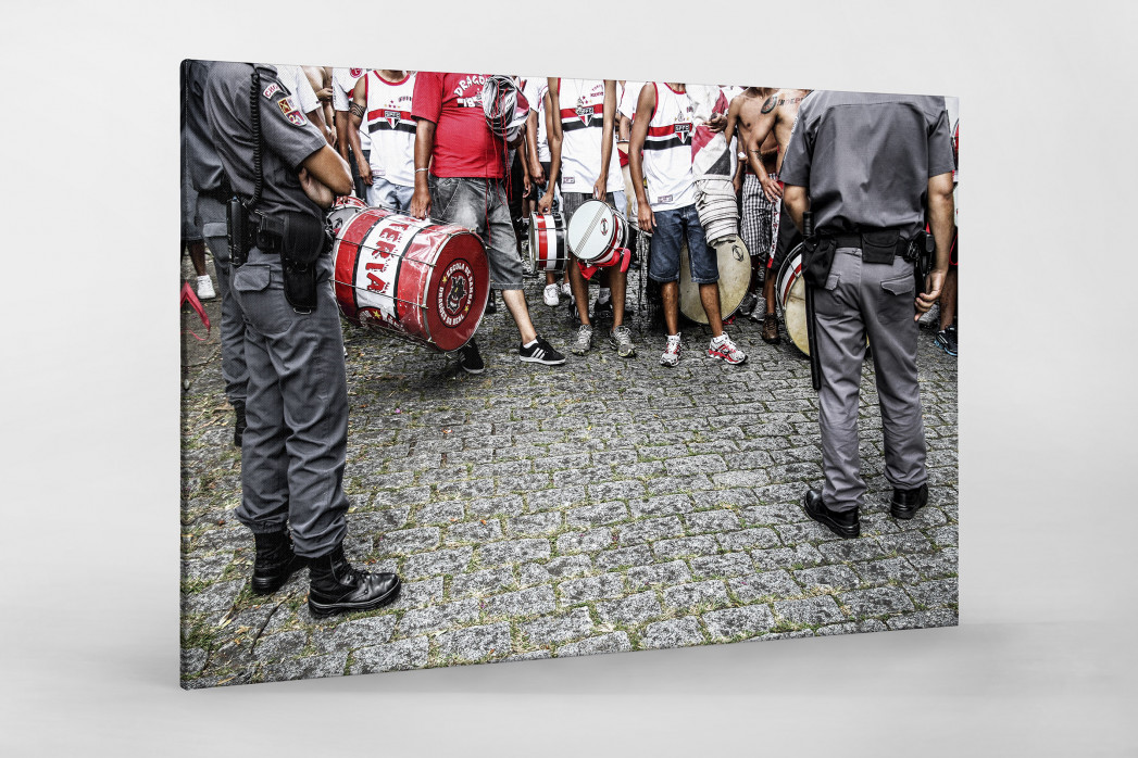 FC São Paulo Fans Waiting To Get In The Stadium als Leinwand auf Keilrahmen gezogen