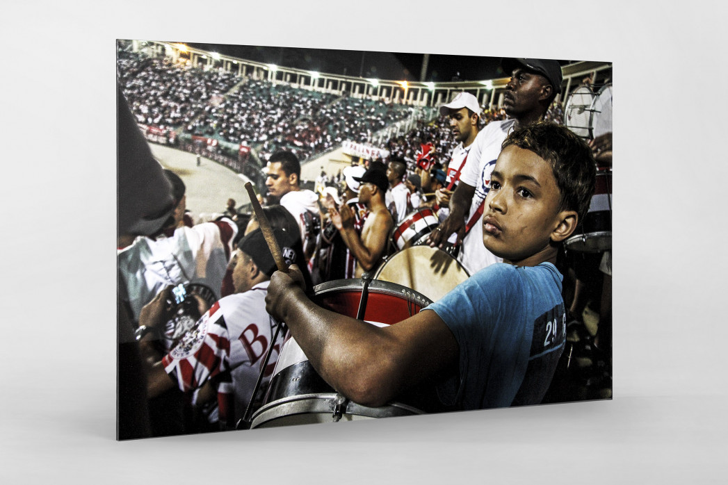 Young FC São Paulo Fan Playing Drums In The Stadium als Direktdruck auf Alu-Dibond hinter Acrylglas
