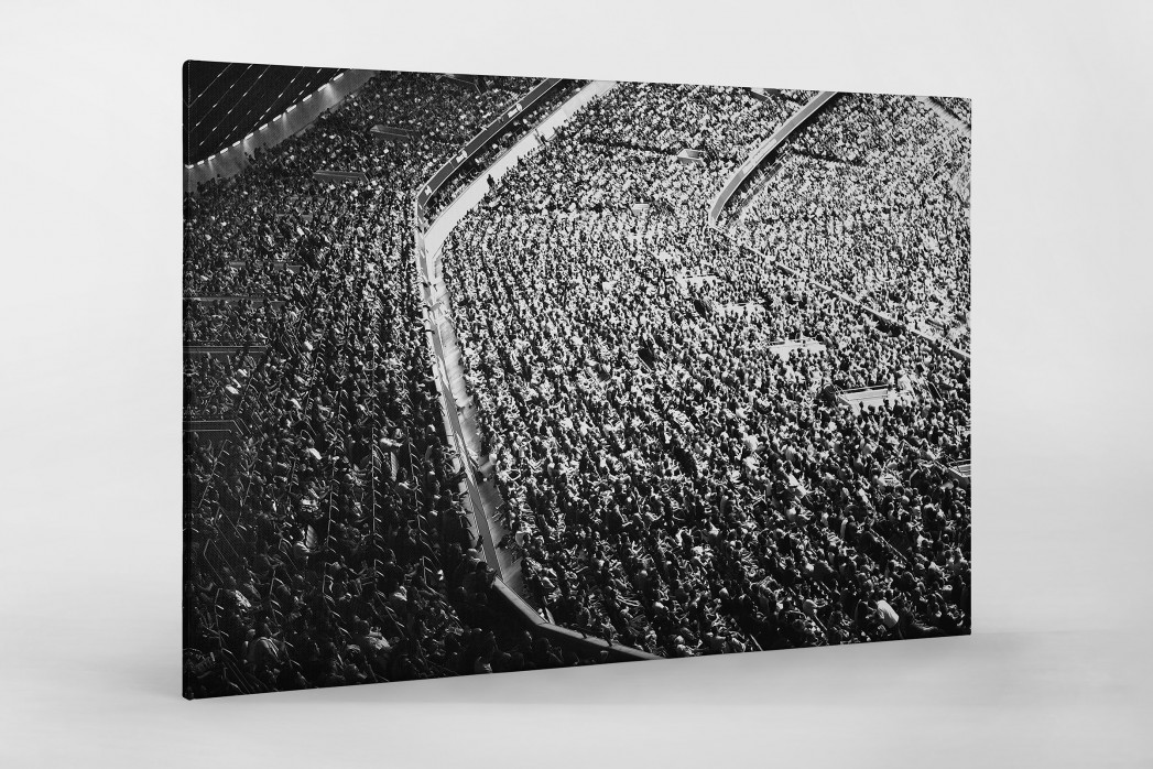 Zuschauer in der Allianz Arena als Leinwand auf Keilrahmen gezogen