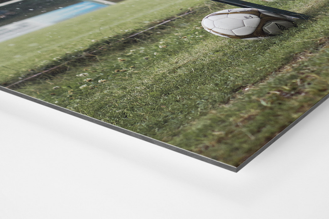 Ball neben Bank als auf Alu-Dibond kaschierter Fotoabzug (Detail)