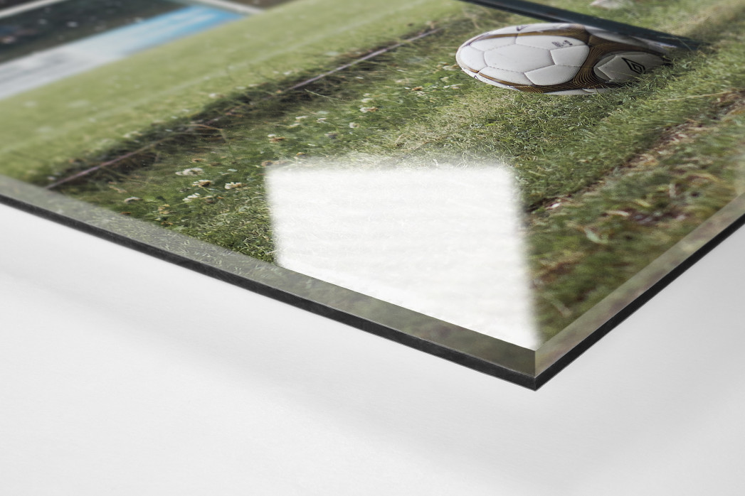 Ball neben Bank als Direktdruck auf Alu-Dibond hinter Acrylglas (Detail)