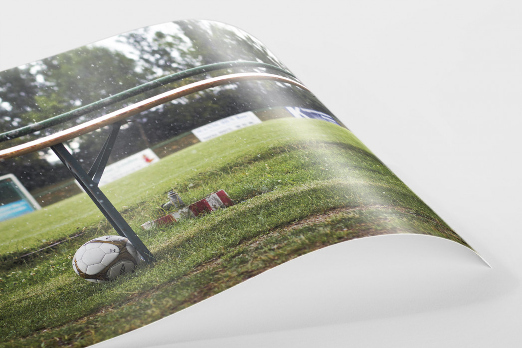 Ball neben Bank als FineArt-Print