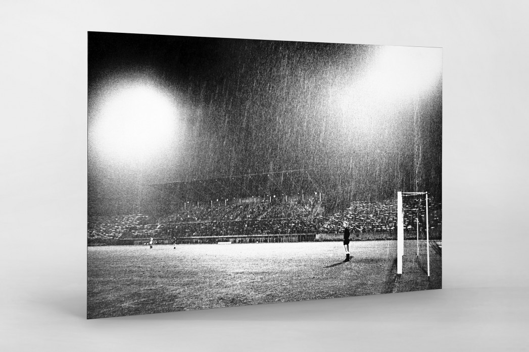 Flutlicht und Regen als auf Alu-Dibond kaschierter Fotoabzug