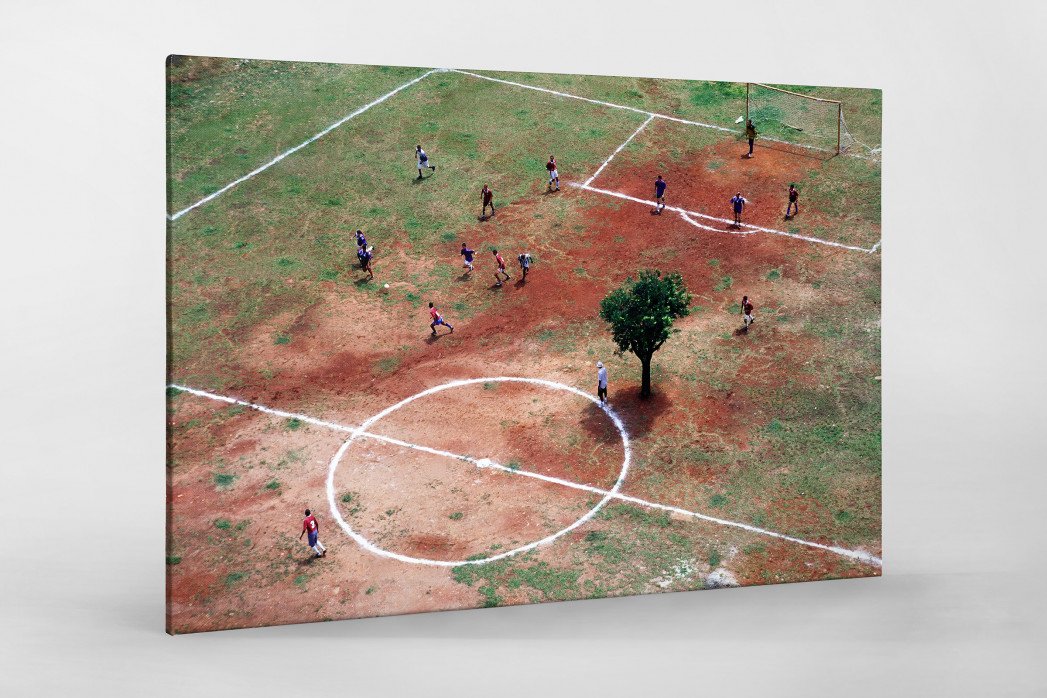 Bolzplatz in Brasilien als Leinwand auf Keilrahmen gezogen