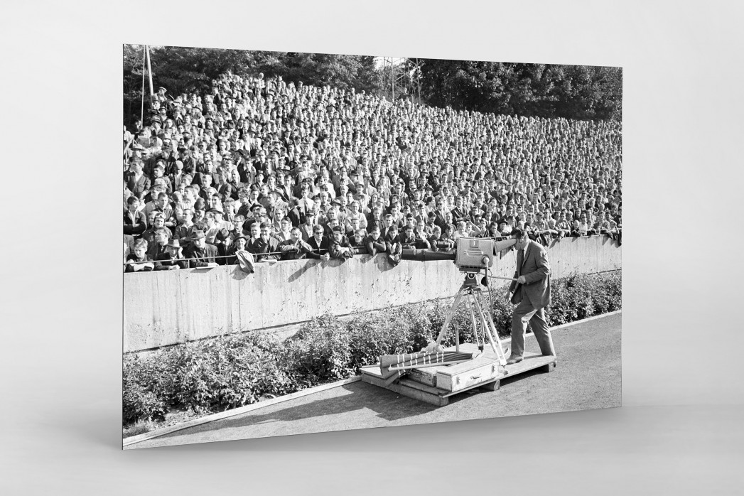 Kameramann vor Zuschauern als auf Alu-Dibond kaschierter Fotoabzug