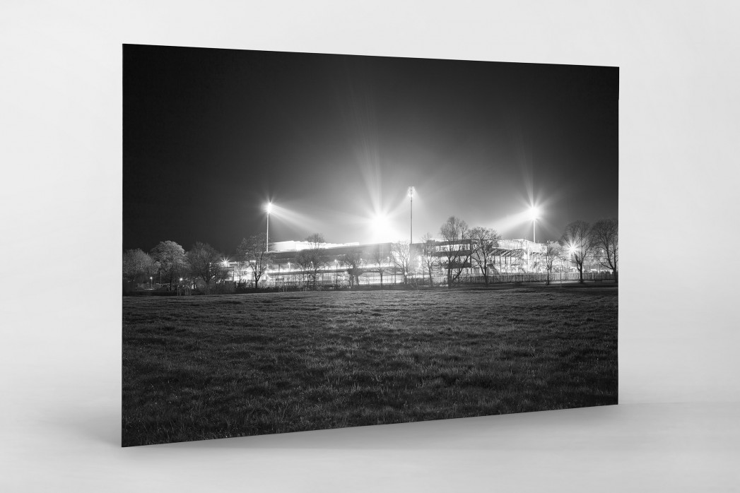 Schwarzwald-Stadion bei Flutlicht (s/w) als auf Alu-Dibond kaschierter Fotoabzug