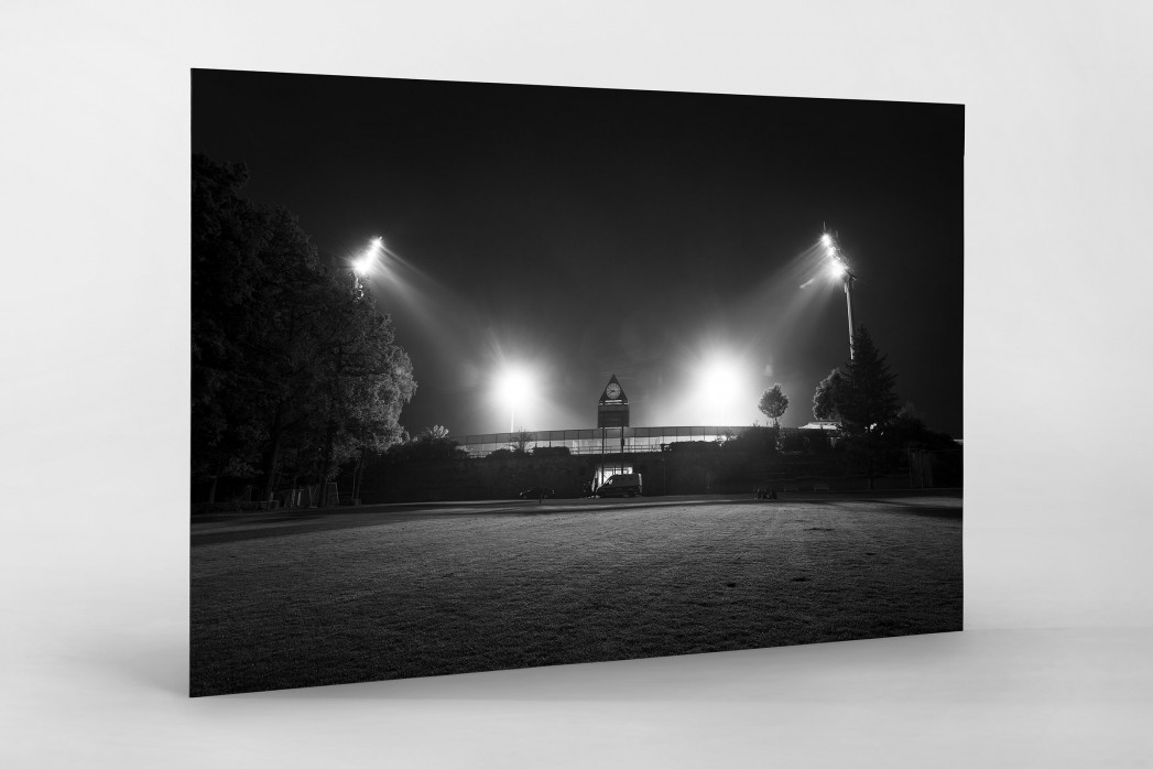 Stadion am Böllenfalltor bei Flutlicht (s/w) als auf Alu-Dibond kaschierter Fotoabzug