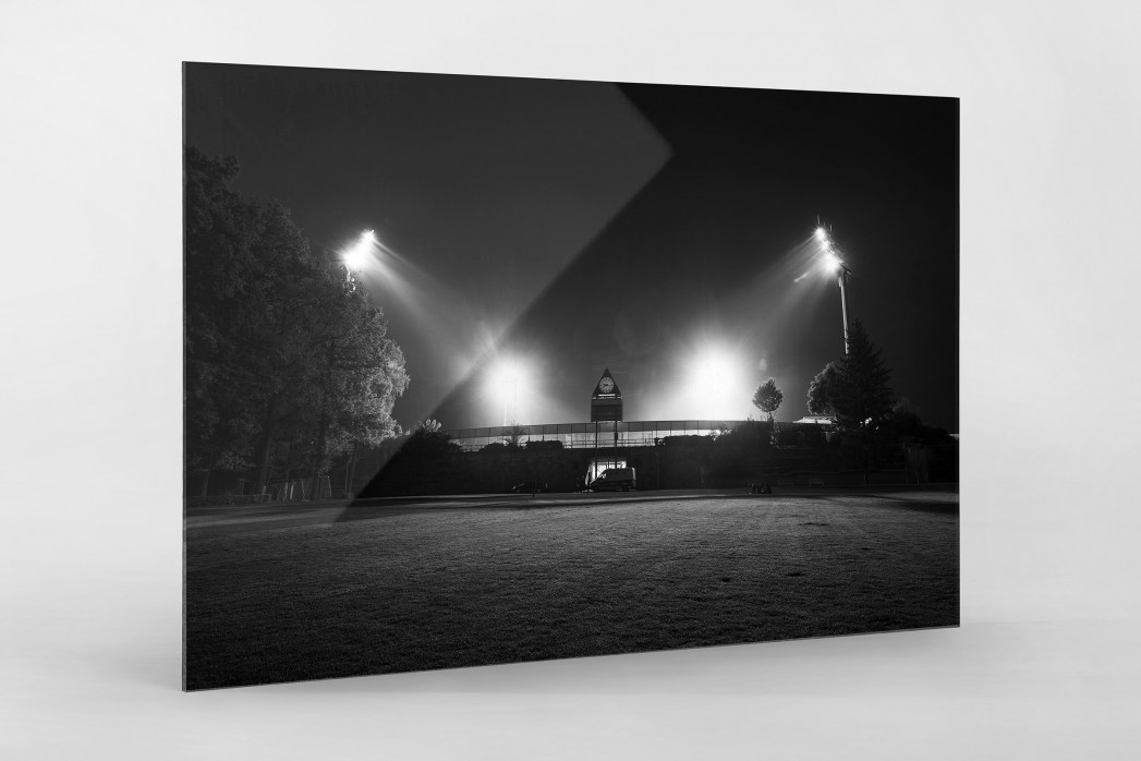 Stadion am Böllenfalltor bei Flutlicht (s/w) als Direktdruck auf Alu-Dibond hinter Acrylglas