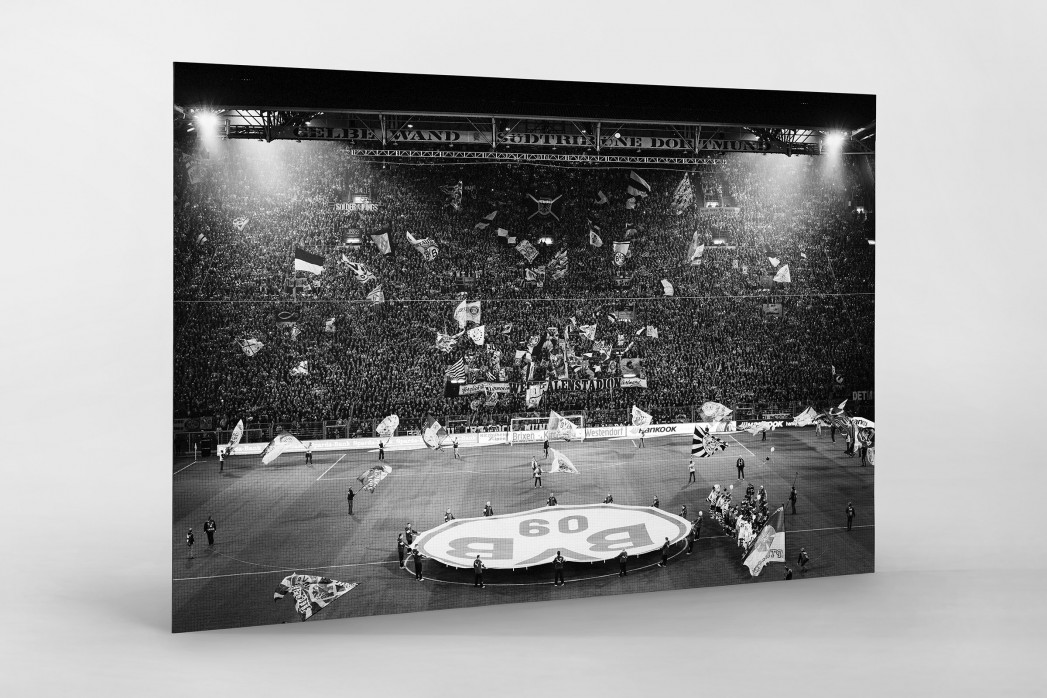 Gelbe Wand und Spielfeld als auf Alu-Dibond kaschierter Fotoabzug