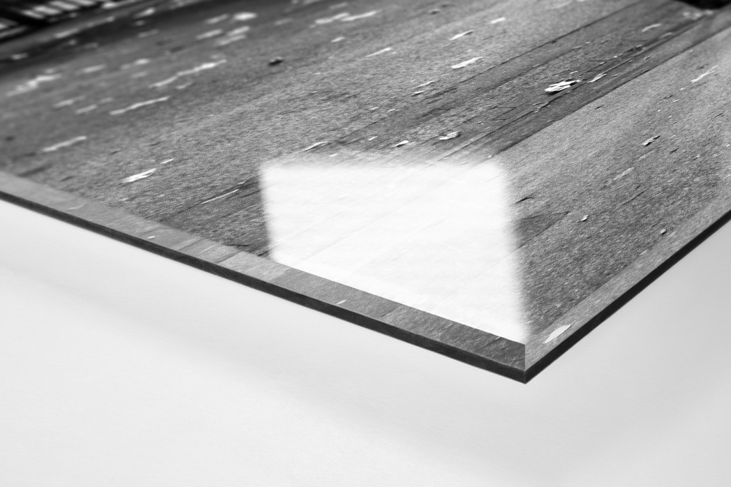 Junge an der Hafenstraße als Direktdruck auf Alu-Dibond hinter Acrylglas (Detail)