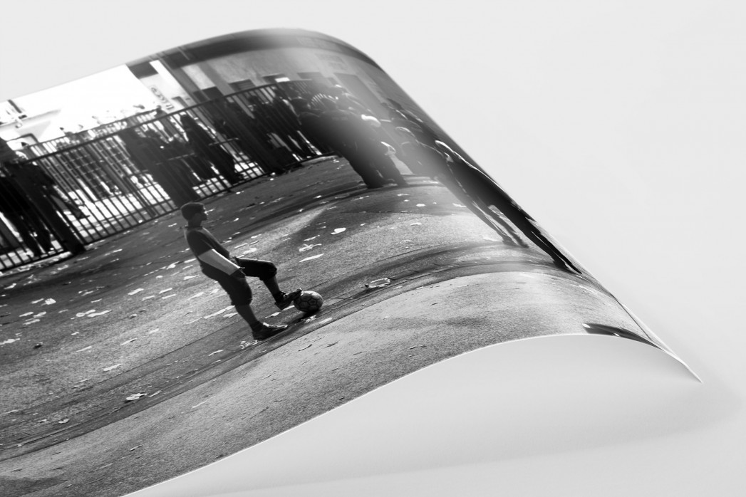 Junge an der Hafenstraße als FineArt-Print