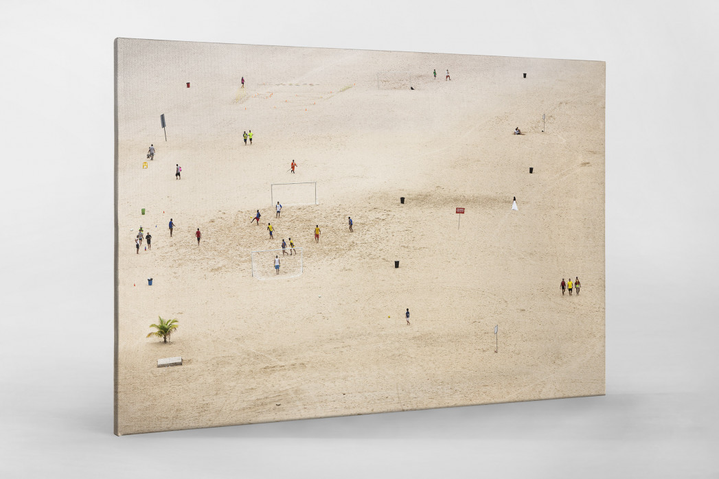 Kicken im Sand von Manaus als Leinwand auf Keilrahmen gezogen