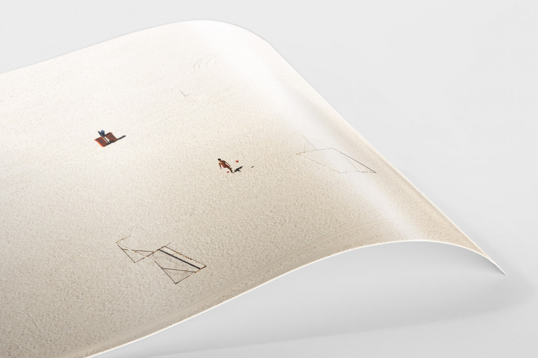 Kicken im Sand von Rio als FineArt-Print