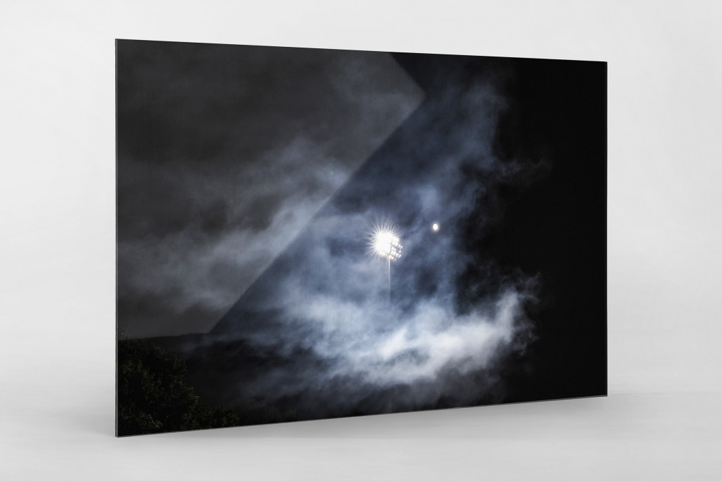 Mond, Flutlicht und Rauch als Direktdruck auf Alu-Dibond hinter Acrylglas