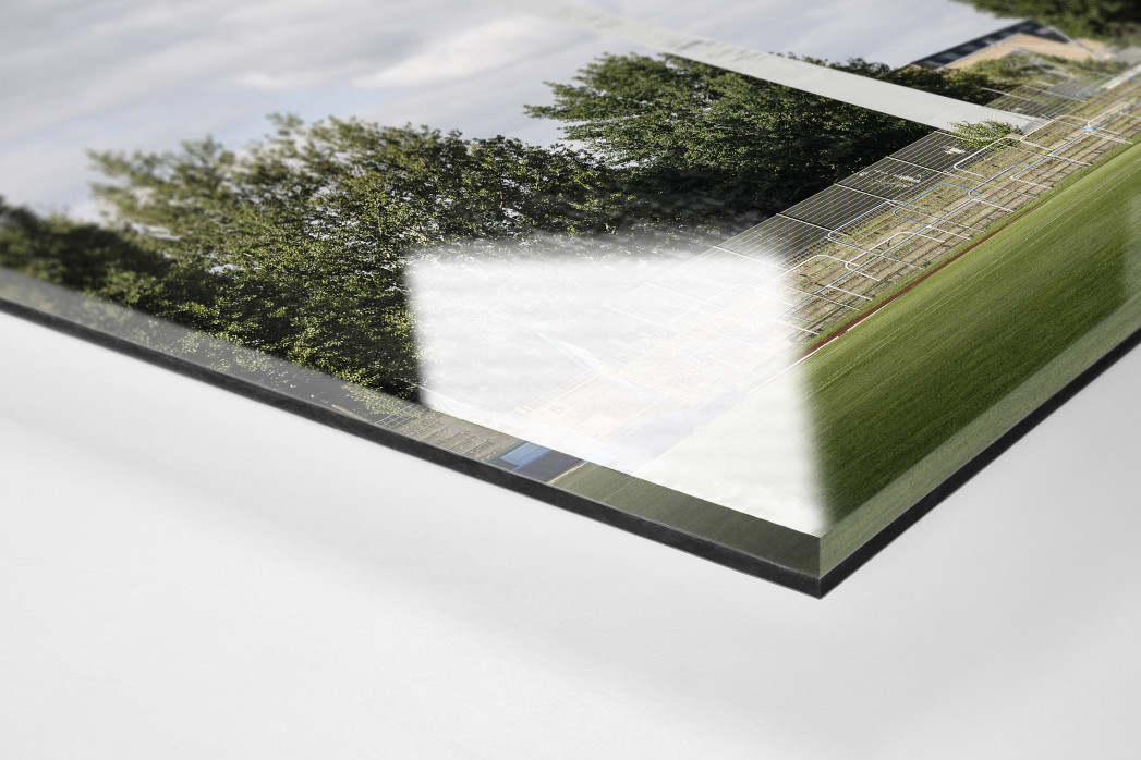 Flutlichtmast und Wohnblock Stahl Brandenburg als Direktdruck auf Alu-Dibond hinter Acrylglas (Detail)