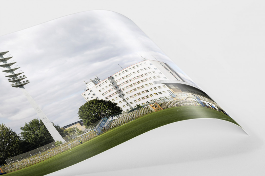 Flutlichtmast und Wohnblock Stahl Brandenburg als FineArt-Print