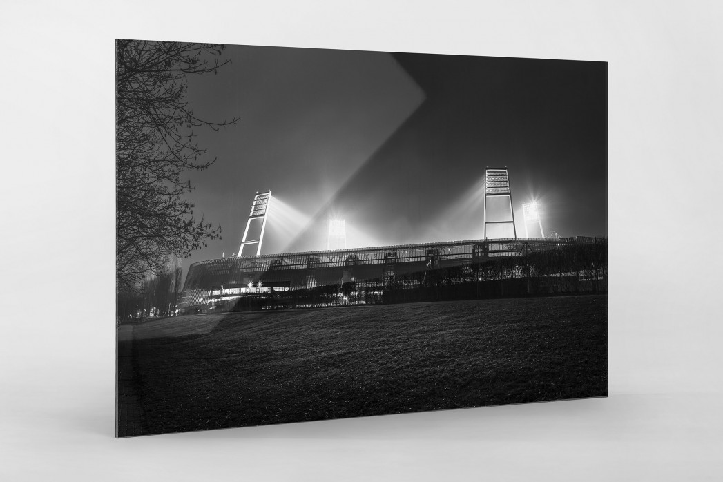 Weserstadion bei Flutlicht (Schwarzweiß-Querformat-2) als Direktdruck auf Alu-Dibond hinter Acrylglas