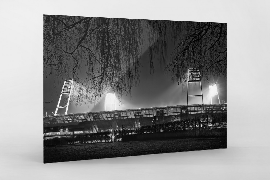 Weserstadion bei Flutlicht (Schwarzweiß-Querformat-3) als Direktdruck auf Alu-Dibond hinter Acrylglas