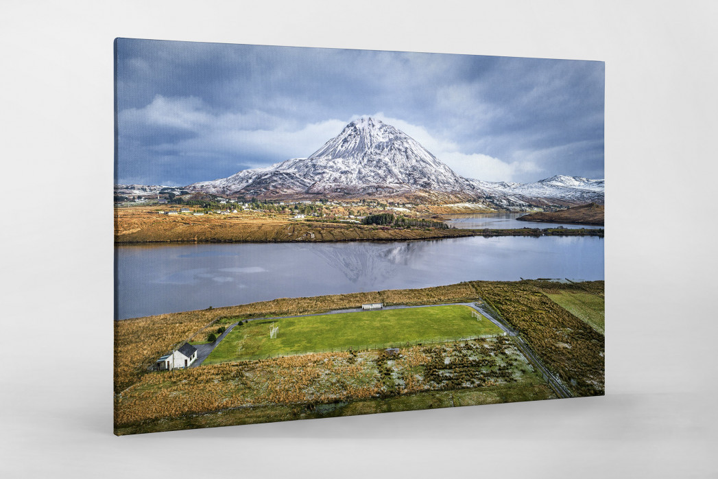 Fußballplatz im Glenveagh Nationalpark als Leinwand auf Keilrahmen gezogen