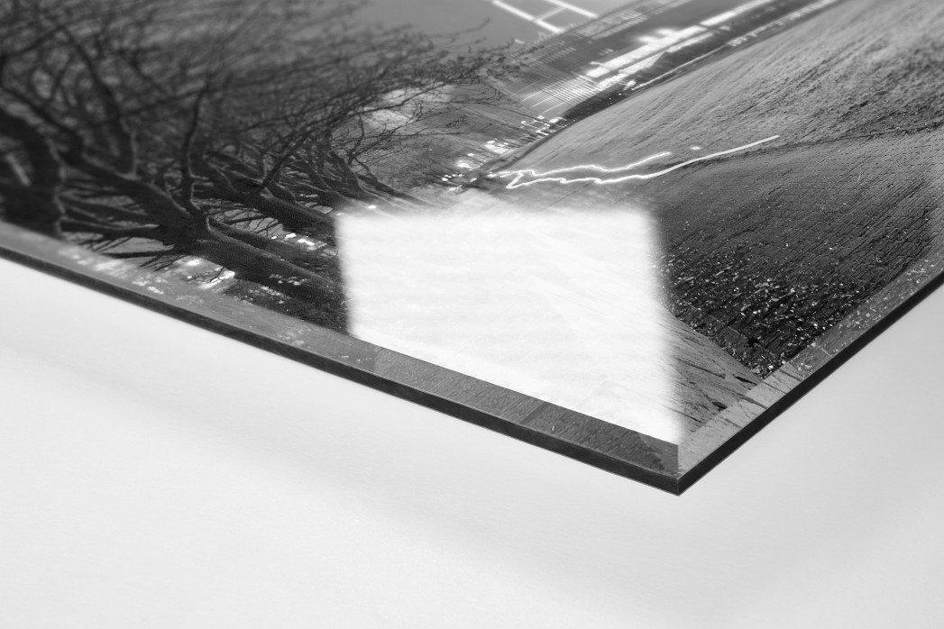 Weserstadion bei Flutlicht (Schwarzweiß-Querformat-1) als Direktdruck auf Alu-Dibond hinter Acrylglas (Detail)