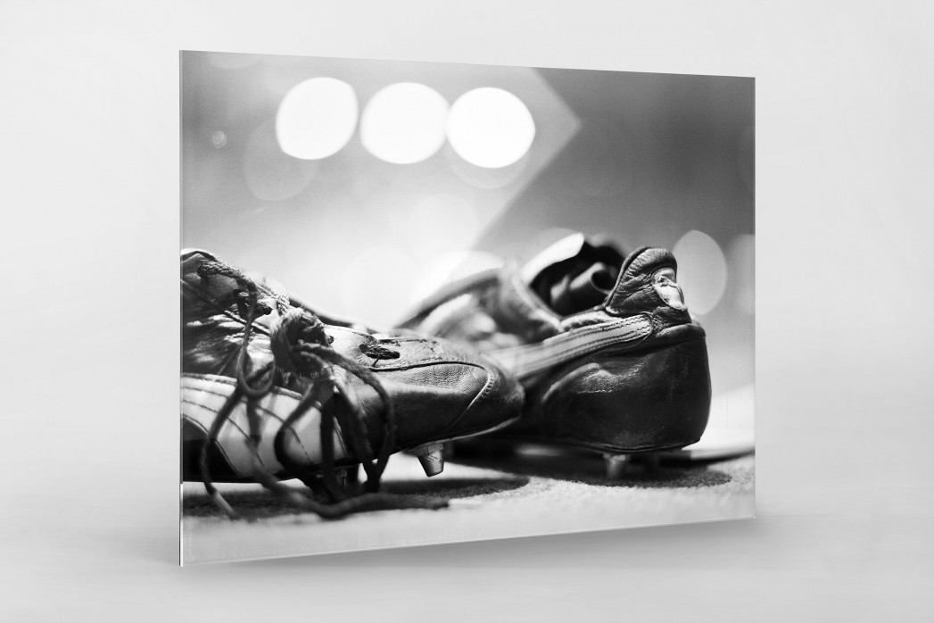 Maradonas Schuhe (Schwarzweiss) als Direktdruck auf Alu-Dibond hinter Acrylglas
