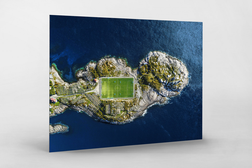 Fußballplatz auf den Lofoten als auf Alu-Dibond kaschierter Fotoabzug