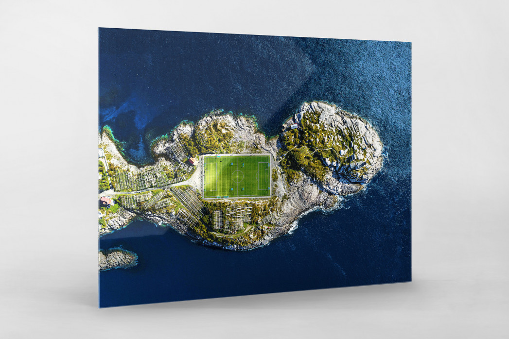 Fußballplatz auf den Lofoten als Direktdruck auf Alu-Dibond hinter Acrylglas