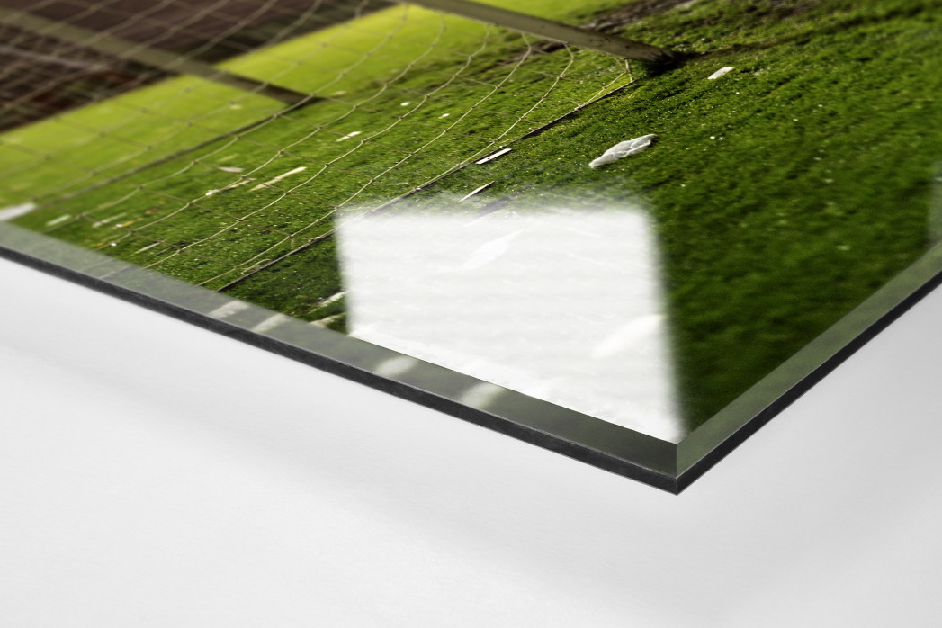 Verlassener Platz als Direktdruck auf Alu-Dibond hinter Acrylglas (Detail)