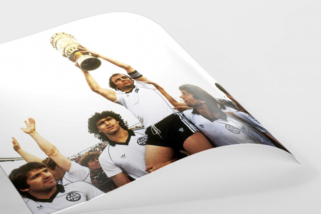 Holz und der Pokal als FineArt-Print