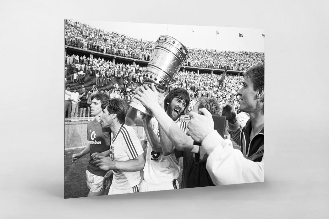 Friedhelm und der Pokal als auf Alu-Dibond kaschierter Fotoabzug