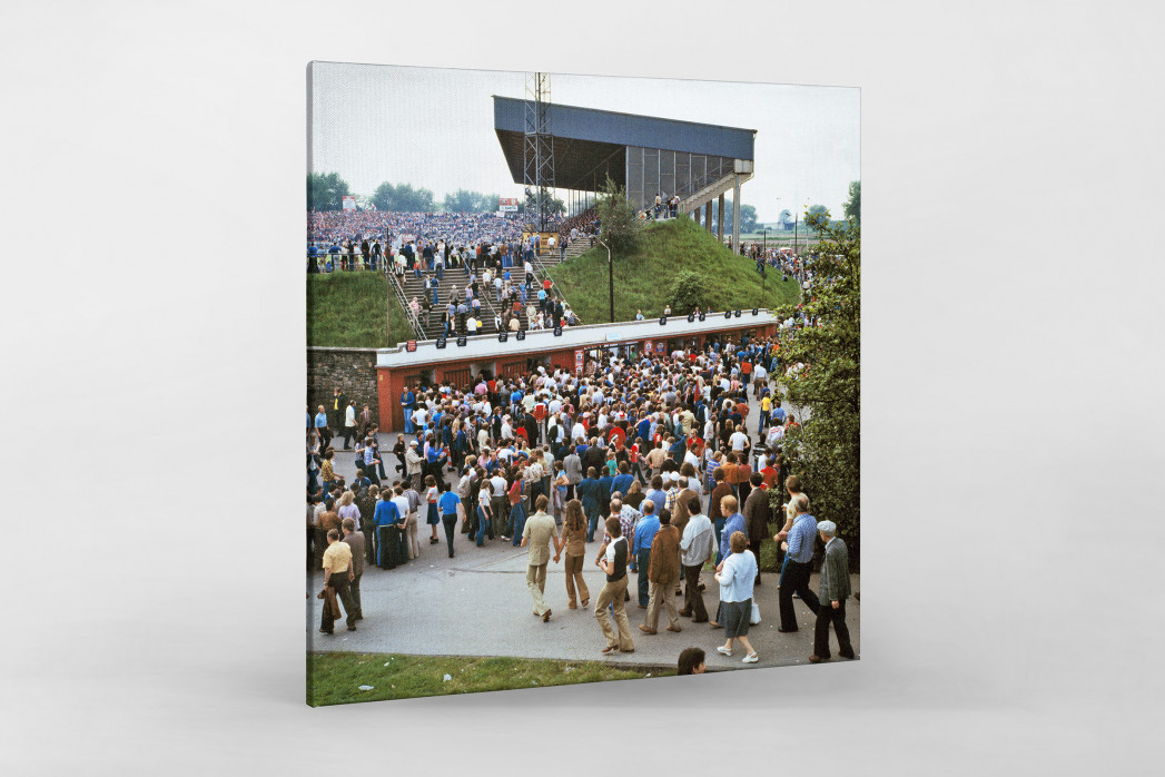 Vor dem Georg Melches Stadion 1978 als Leinwand auf Keilrahmen gezogen