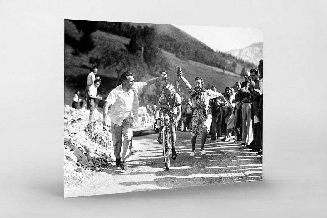 Zuschauer erfrischen bei der Tour 1947 als auf Alu-Dibond kaschierter Fotoabzug
