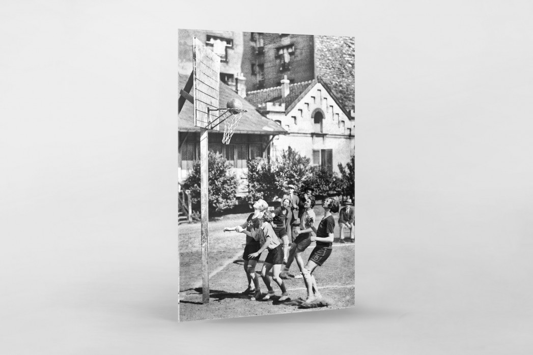Basketball spielende Mädchen 1929 als Direktdruck auf Alu-Dibond hinter Acrylglas
